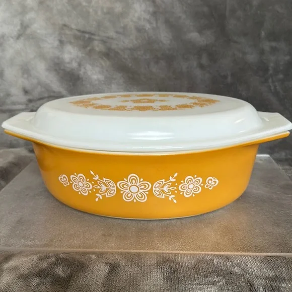 VTG | BUTTERFLY Gold PYREX 045 2.5 qt covered casserole - Picture 1 of 8